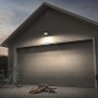 Faretto LED da esterno Ledvance Endura Flood 30W grigio scuro con sensore su garage.