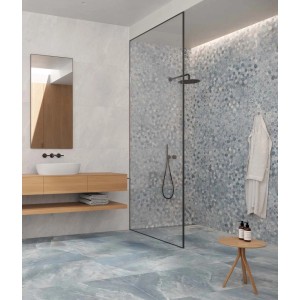Bagno con piastrelle per pavimenti t.b.t. blu e parete a mosaico nella doccia.