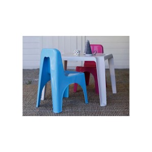 Set da seduta per bambini con sedia blu e tavolo da giardino bianco.