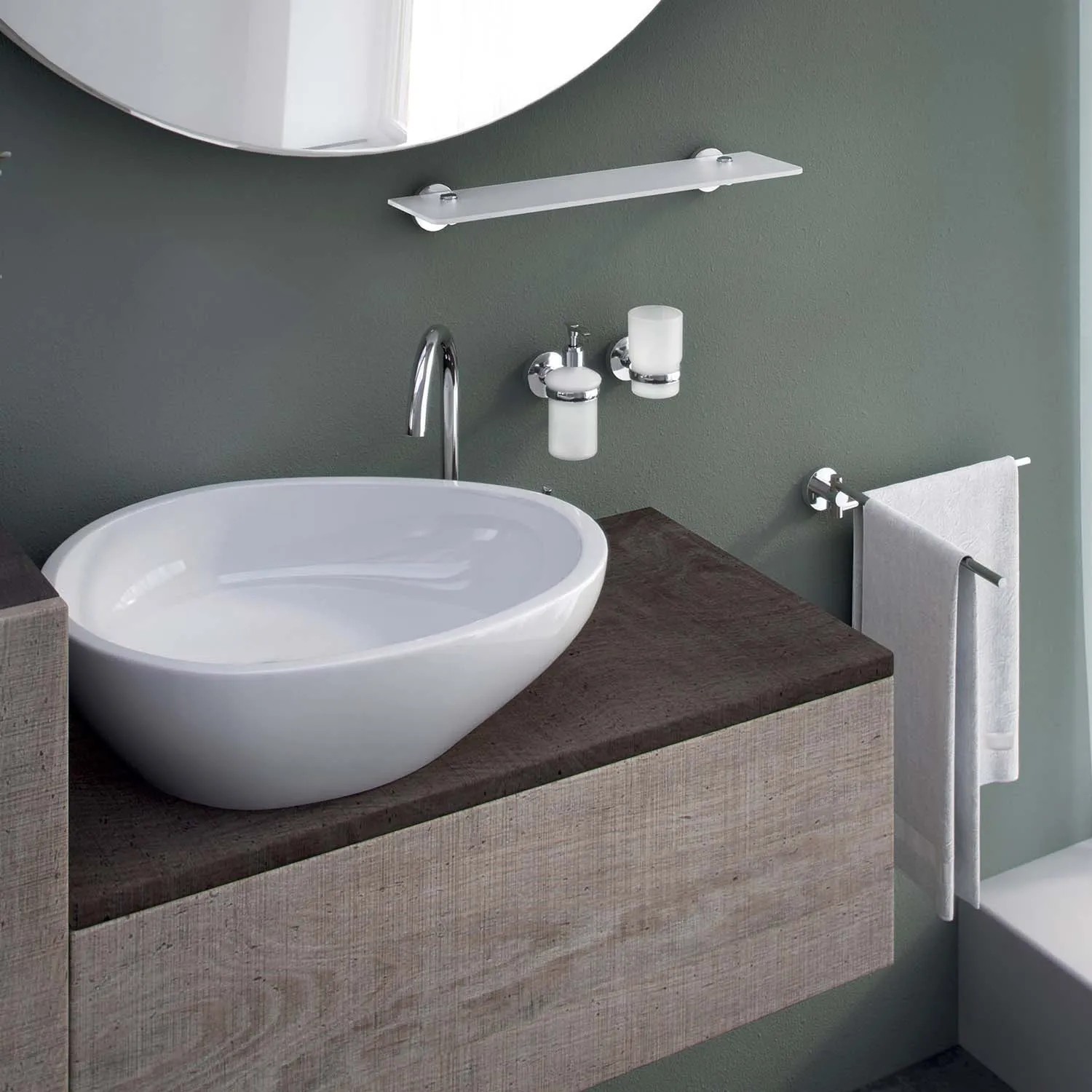 Scena bagno con lavabo e accessori doccia t.b.t.