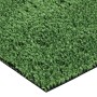 Tappeto in erba sintetica verde, primo piano della texture.