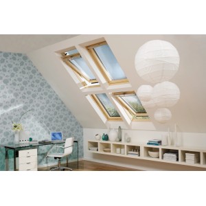 Luminosa mansarda con tre finestre per tetti in legno per più luce naturale.