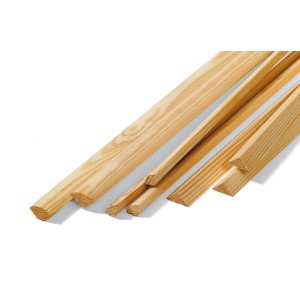 Diversi listelli in legno grezzo di legno chiaro, forme diverse.