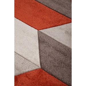 Tappeto moderno con motivo geometrico in arancione, beige e marrone.