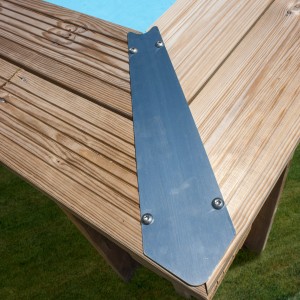 Dettaglio piscina in legno Gre Mint: Terrazza in legno con raccordo angolare in metallo.