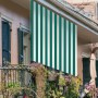 Tenda da sole t.b.t. a strisce bianche e verdi su balcone.