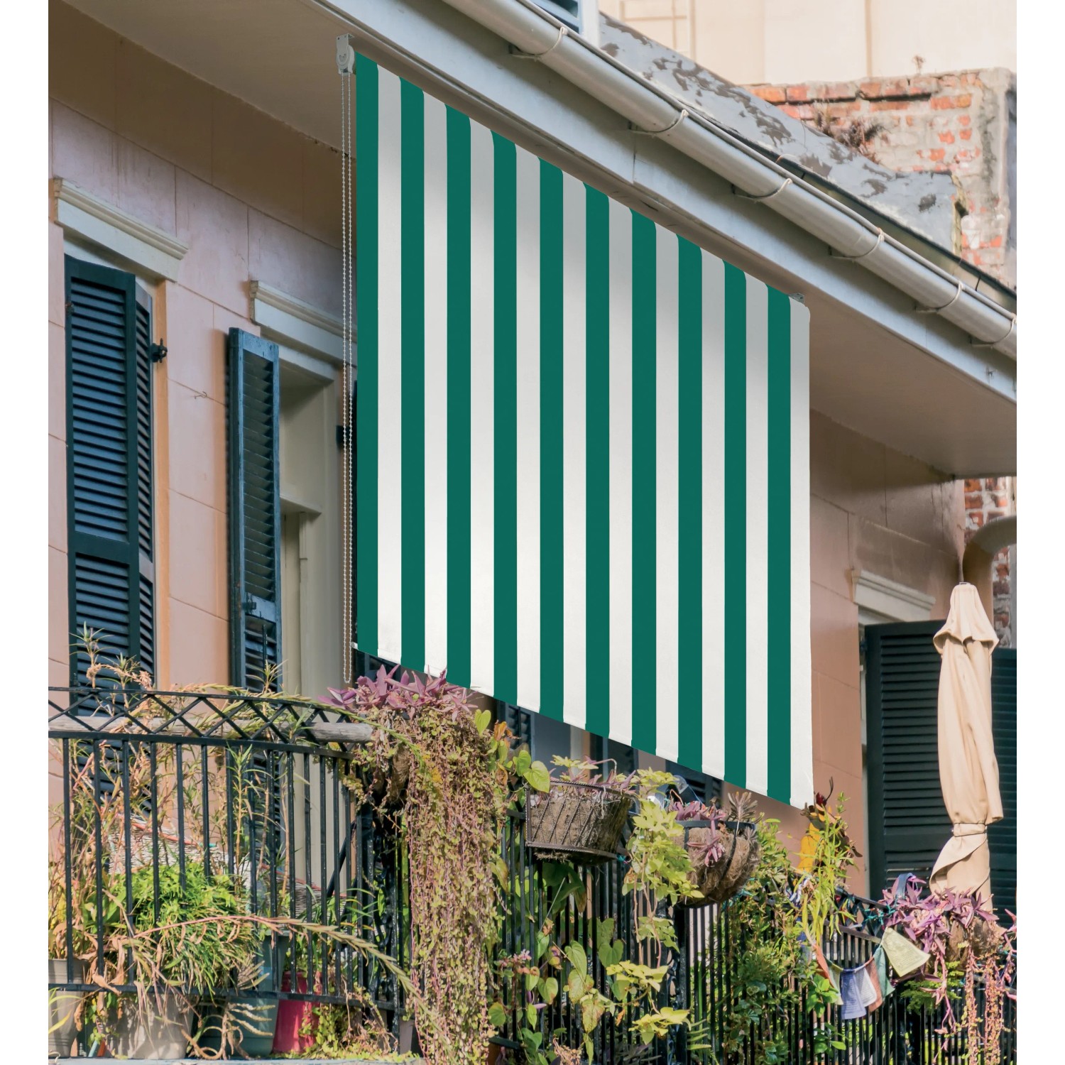 Tenda da sole t.b.t. a strisce bianche e verdi su balcone.
