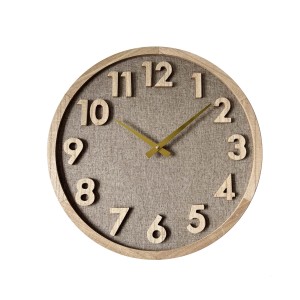 Orologio da parete t.b.t. con cornice e numeri in legno su sfondo in tessuto grigio.