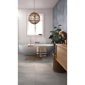 Bagno con piastrelle per pavimenti grigie e vasca da bagno freestanding.