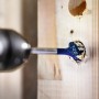 Punta per legno piatta Bosch Expert Selfcut che fora il legno con trapano avvitatore a batteria.