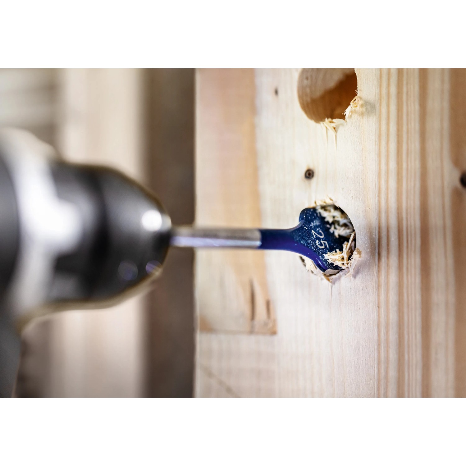 Punta per legno piatta Bosch Expert Selfcut che fora il legno con trapano avvitatore a batteria.