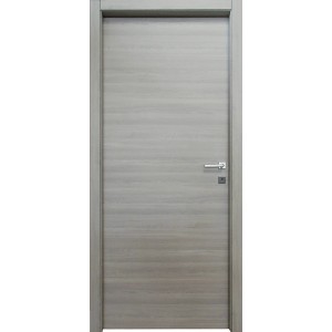 Porta interna grigia con venature orizzontali del legno e maniglia argentata.