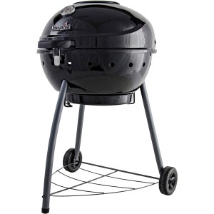 Barbecue a carbone Char-Broil Kettleman nero con termometro sul coperchio e ruote.