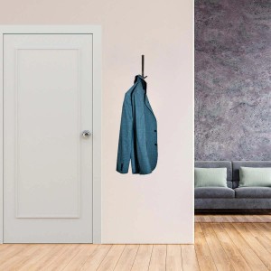 Blazer blu appeso a un gancio a muro. Organizer per abbigliamento.