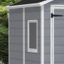 Dettaglio: casetta da giardino Keter Manor 65DD grigio-bianca con finestra e doppia porta.