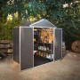 Casetta da giardino Palram Rubicon antracite aperta (154x185cm) con attrezzi e scaffali.