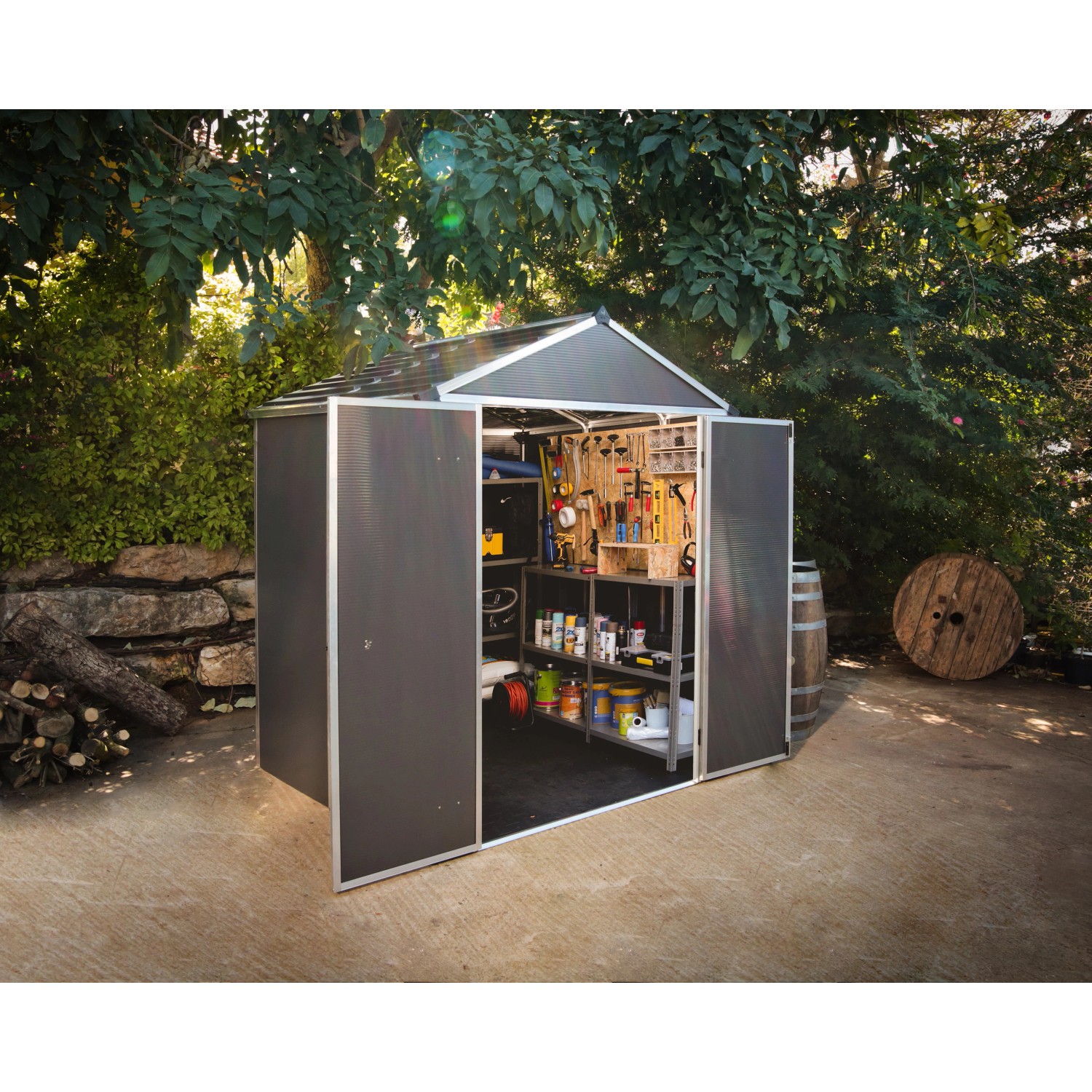 Casetta da giardino Palram Rubicon antracite aperta (154x185cm) con attrezzi e scaffali.