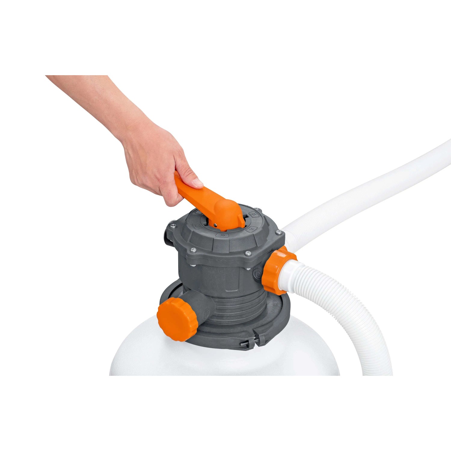 Dettaglio: mano che aziona la leva sul filtro a sabbia per piscina. Focus sull'operazione.