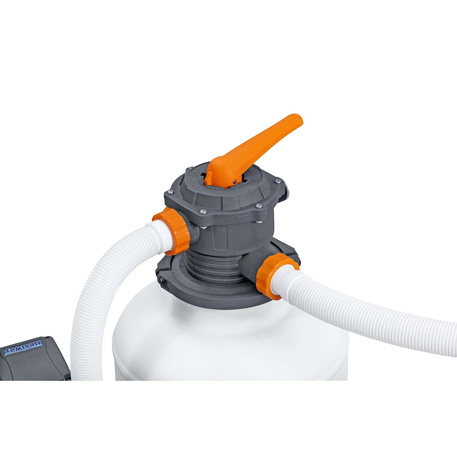 Dettaglio di un sistema di filtro a sabbia per piscine con raccordi e leva di comando.