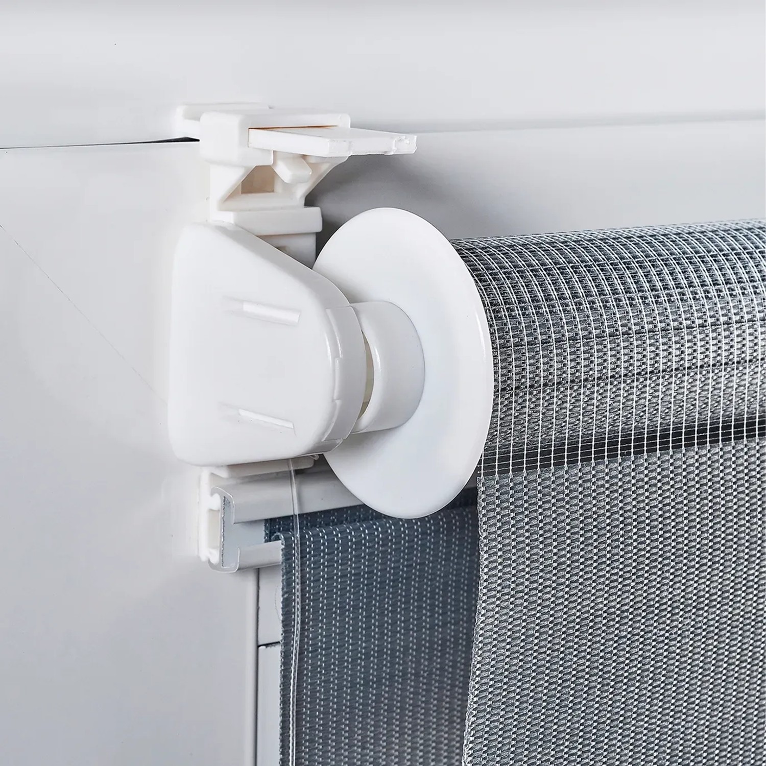 Dettaglio di una tenda a rullo t.b.t. grigia con supporto bianco.