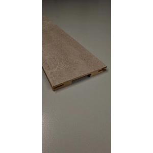 Dettaglio di un accessorio per porte t.b.t. effetto pietra.