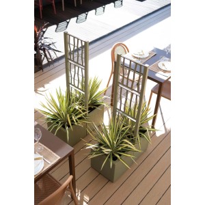 Fioriere da esterno decorative t.b.t. con supporto per piante rampicanti su una terrazza.