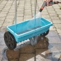 Spargitore Gardena L pulito con acqua. Il carrello è blu e ha ruote nere.