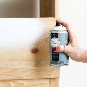 Primer per legno spray in uso su mobili in legno, progetto fai-da-te.