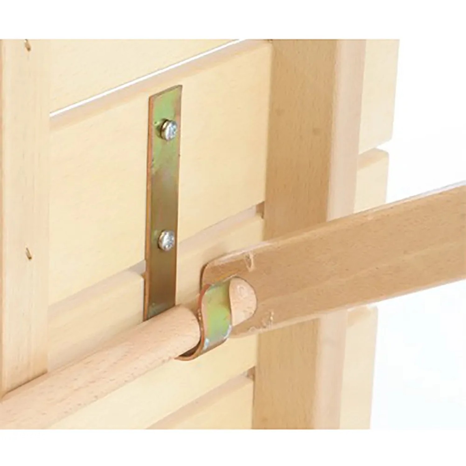 Dettaglio tavolo da giardino in legno: Collegamento gambe e telaio con raccordi in metallo.