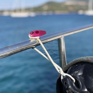 Morsetto t.b.t. rosa per fissare la corda alla ringhiera della barca.