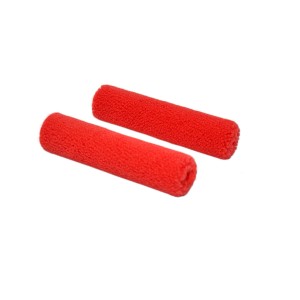 Dettaglio di due rulli per pittura t.b.t. Rulli rossi.