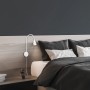 Lampada da comodino a LED bianca Briloner Tusa, orientabile, montata sul letto. Lampada da comodino con braccio flessibile.