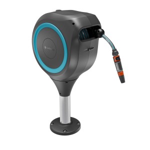 Avvolgitubo a muro Gardena grigio con accenti blu e raccordo per tubo.