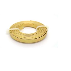 Striscia t.b.t. color oro, arrotolata e fissata con fascette.