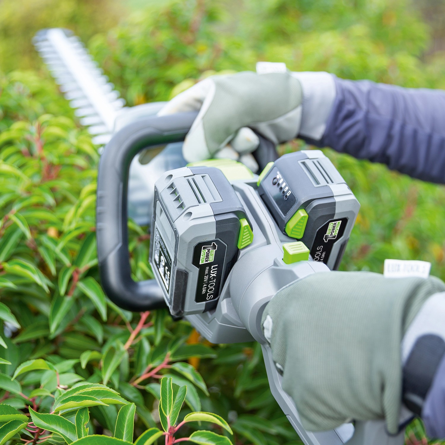 Tagliasiepi a batteria LUX A-HS-2x20/61 in uso.