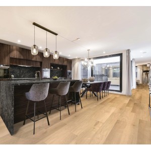 Pavimento in vinile chiaro in una moderna cucina e sala da pranzo. Listoni in vinile effetto legno.