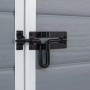 Dettaglio: Chiavistello nero su casetta da giardino Keter Manor 65DD grigio-bianca.