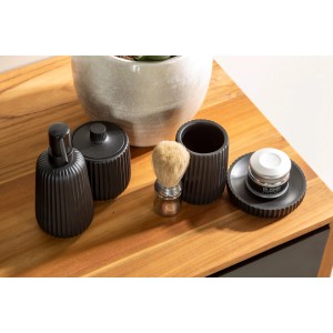Set di accessori da bagno neri con dispenser sapone, bicchiere, barattolo e pennello.