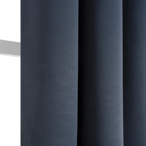 Dettaglio di una Tende in tessuto t.b.t. blu con drappeggio.