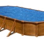 Piscina ovale Gre Mauritius effetto legno, 730x375x132 cm, riempita con acqua blu.