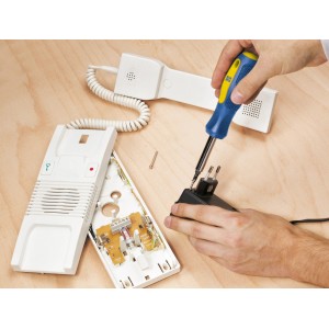 Utilizzo del set di inserti di sicurezza LUX (41 pz.) per riparare un sistema di interfono.