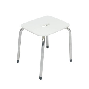 Sgabello da bagno bianco con gambe cromate per maggiore sicurezza in bagno.