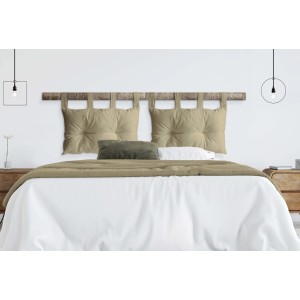Letto con cuscini t.b.t. beige e cuscino decorativo verde oliva.