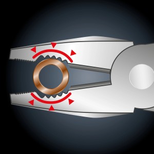 Illustrazione: pinza a combinazione LUX PRO che taglia un anello, dettaglio della pinza.