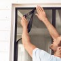Installazione della tenda magnetica Tesa antracite 1,20x2,40m per la protezione dagli insetti su una porta.