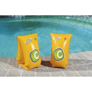 Braccioli gialli per bambini, ausilio per il nuoto per sguazzare in sicurezza.