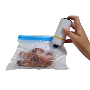 Sigillatrice sottovuoto in uso con un sacchetto di carne. Accessori e ricambi.