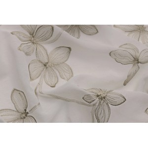 Tenda in tessuto t.b.t. bianca con motivo floreale per decorazione finestre.