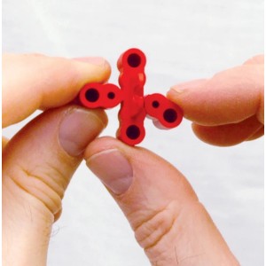 Distanziatori per piastrelle LUX 6/7 mm Comfort in mano, rossi, per giunti uniformi durante la posa.