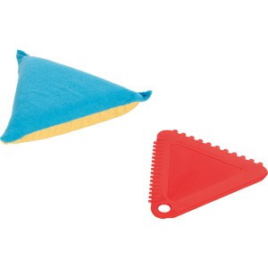 Raschiaghiaccio con raschietto rosso e tampone di pulizia blu-giallo per finestrini auto.